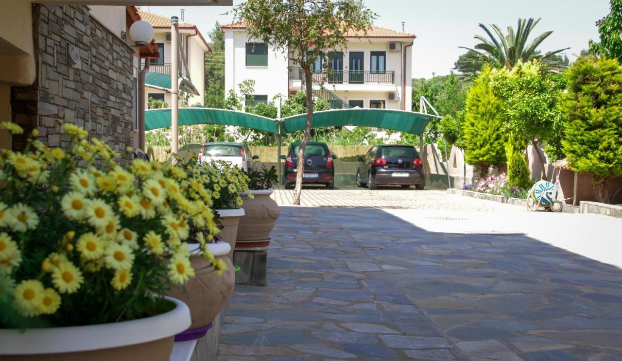 Michel Mar Studios & Apartments Neos Marmaras Bagian luar foto
